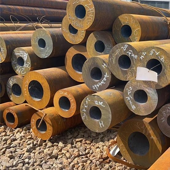 24 Tubos laminados a quente distribuidores de tubos de aço sem costura Tubos soldados a quente acabados