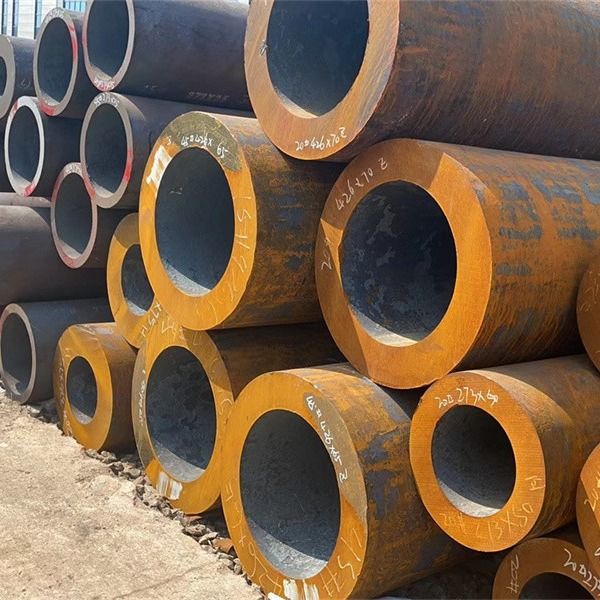 24 Tubos laminados a quente distribuidores de tubos de aço sem costura Tubos soldados a quente acabados